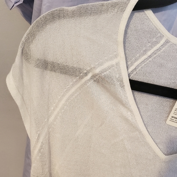 UNIQLO Original Viscose B&W Blouse, Size S, NWT - Picture 6 of 7